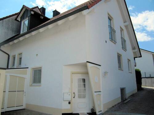 Nordseite mit Hauseingang.JPG - 6 Zimmer Mehrfamilienhaus, Wohnhaus in Au in der Hallertau