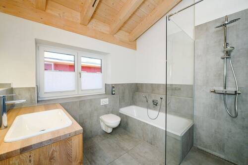 Großzügiges Bad mit Sichtdachstuhl I DG - 