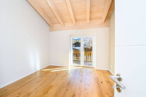 Zimmer mit Zugang zum Balkon I DG - 