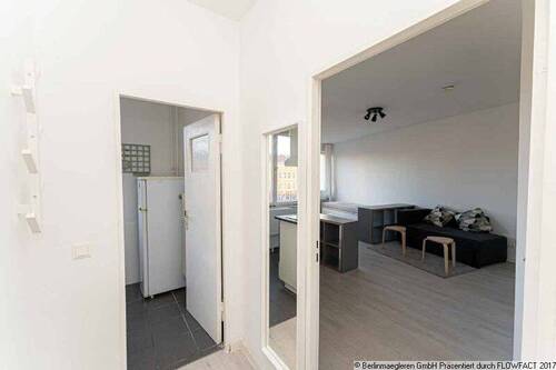 Flur, Blick in die Küche und ins Zimmer - 