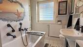 Bad mit Wanne und Dusche im OG - 
