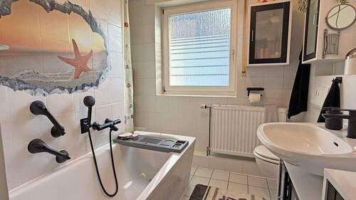 Bad mit Wanne und Dusche im OG - 