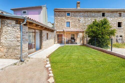 Hausansicht - Authentisches Steinhaus, neu renoviert