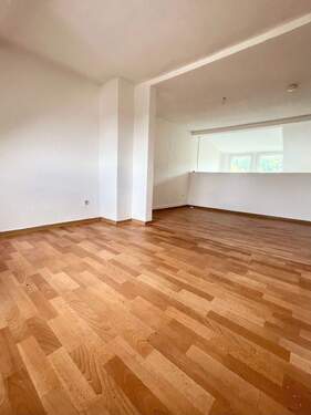 Wohnzimmer - 3 Zimmer - Jobcenter 3 Personen möglich - Gemeinschaftsgarten