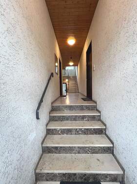 Haupteingang Treppenhaus - 2 Zimmer Etagenwohnung zur Miete in Trier