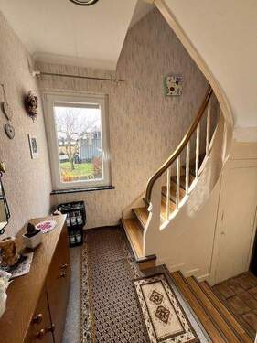 Treppenhaus - 6 Zimmer Einfamilienhaus zum Kaufen in Sankt Ingbert