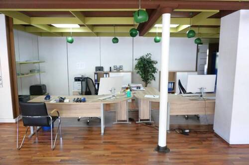 Arbeitsplätze oder Ausstellungsfläche - 