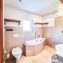 Bad mit Wanne und Dusche - 