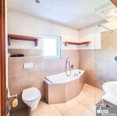 Bad mit Wanne und Dusche - 