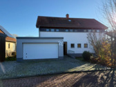 02 - Blick von vorn.png - 7 Zimmer Einfamilienhaus zum Kaufen in Drei Gleichen