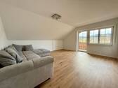 Wohnbereich - Hell & gepflegt! Neu renovierte 4-Zi-DG mit Küche, Garage und großem Balkon in ruhiger Lage