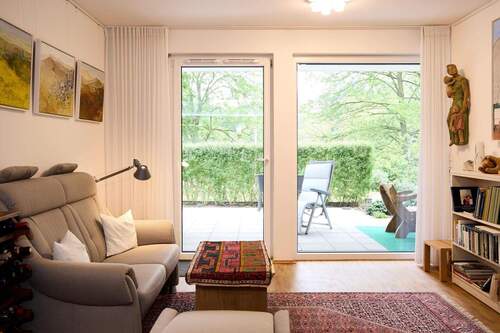 Wohnraum mit Blick zur Terrasse - 