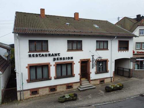 Straßenansicht - Ehemalige Gaststätte mit großem Grundstück im Herzen von Trippstadt