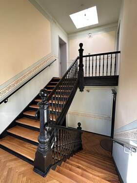 Treppenhaus - Helle 73 qm², 2-Zimmer-Dachgeschoss-Wohnung mit umbauter Terrasse (Patio) und Aufzug in der Leipziger Südvorstadt