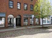 Ansicht Haupteingangsbereich - 1 Zimmer Mehrfamilienhaus, Wohnhaus zum Kaufen in Marne