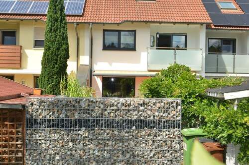 Ansicht Süd / Gartenansicht - Gepflegtes Reihenhaus mit Wohn-Keller und Garage