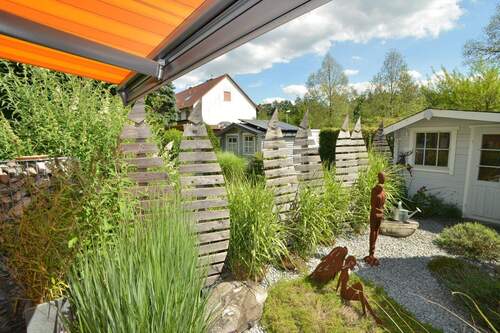 Blick in den Garten - 6 Zimmer Mehrfamilienhaus, Wohnhaus zum Kaufen in Roth