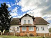 Hausansicht - Einfamilienhaus auf großem Grundstück mit Garagen und Nebengebäuden