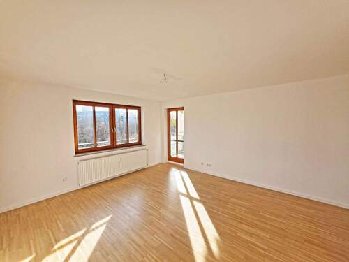 Wohnzimmer mit Balkonzugang - 3 Zimmer Etagenwohnung zur Miete in München