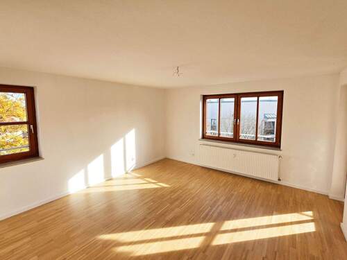 Helles Wohnzimmer mit Balkon - 3 Zimmer Etagenwohnung in München