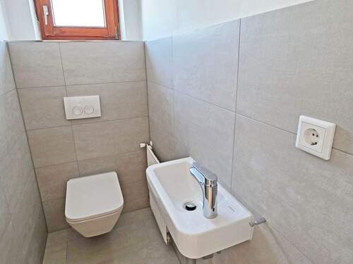 Gäste-WC mit Fenster - 