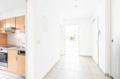 Flur mit Blick in die Küche - 