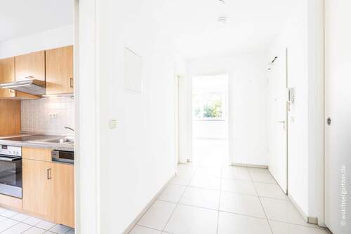 Flur mit Blick in die Küche - 