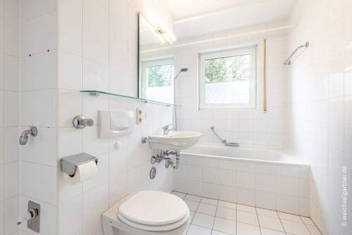 Tageslichtbad mit Wanne - 