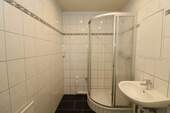 Bad mit Dusche - 