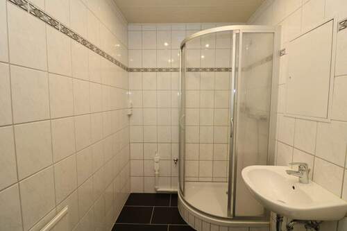 Bad mit Dusche - 