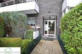 Hauseingang; 4-Zimmer-Wohnung mit 2 Balkonen zum Kauf in Düsseldorf Hassels, Frank Ewe Immobilienmakler - 4 Zimmer Etagenwohnung in Düsseldorf