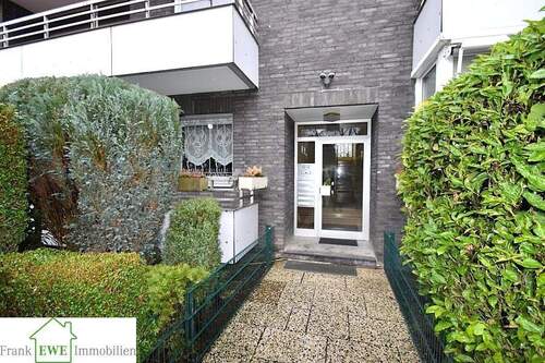 Hauseingang; 4-Zimmer-Wohnung mit 2 Balkonen zum Kauf in Düsseldorf Hassels, Frank Ewe Immobilienmakler - 4 Zimmer Etagenwohnung in Düsseldorf