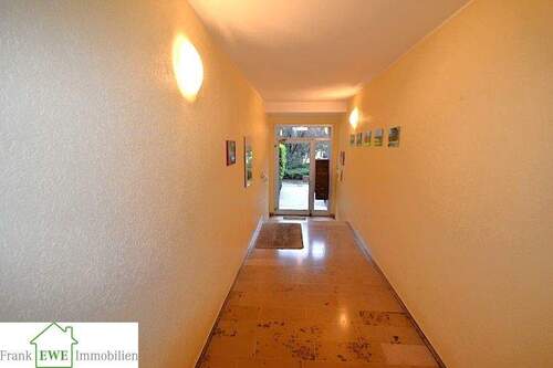 Hauseingang, 4-Zimmer-Wohnung mit 2 Balkonen zum Kauf in Düsseldorf Hassels, Frank Ewe Immobilienmakler - Etagenwohnung mit 91,40 m&sup2; in Düsseldorf zum Kaufen