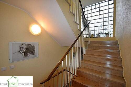 Treppenhaus, 4-Zimmer-Wohnung mit 2 Balkonen zum Kauf in Düsseldorf Hassels, Frank Ewe Immobilienmakler - 