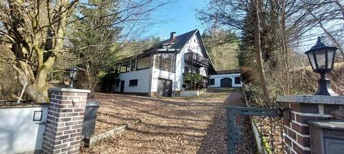 Einfahrt.jpg - Traumhafte Lage, ländliches Anwesen , 2 Häuser auf 2 Flurstücke mit 2398 m² Grund und ca. 300 m² Wohnfläche in absoluter Waldrandlage ohne Nachbarn