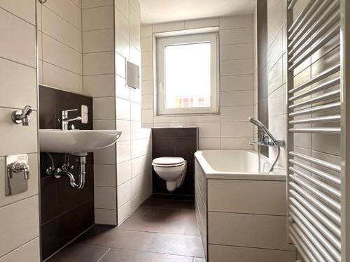 Tolles Badezimmer mit Fenster - 3 Zimmer Etagenwohnung in Wilkau-Haßlau