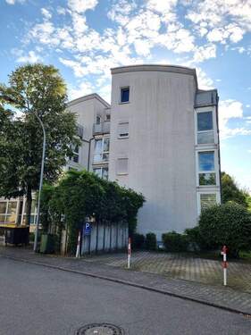 Vorderansicht Haus - Vermietete 3-Zimmer-Wohnung mit Tageslichtbad und gleich 2 Balkonen