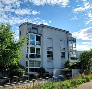 Seitenansicht Haus - 3 Zimmer Etagenwohnung zum Kaufen in Ginsheim-Gustavsburg / Gustavsburg