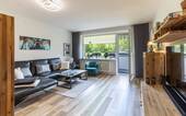 Wohnzimmer mit Zugang zum Balkon - 