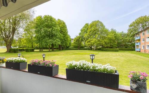 Balkon mit Blick ins Grüne - 