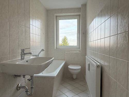 Badezimmer mit Wanne - Etagenwohnung mit 64,00 m&sup2; in Mülsen zur Miete