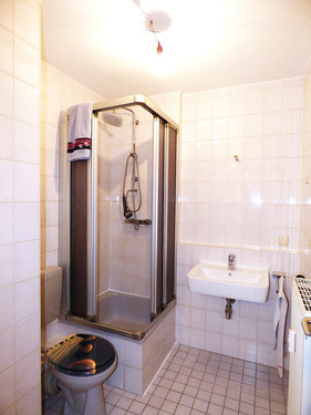 Bad mit Dusche - 