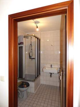 Bad mit Dusche und Waschmaschinenanschluss - Terrassenwohnung mit 41,00 m² in Markdorf zum Kaufen