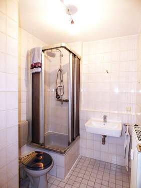 Bad mit Dusche und Waschmaschinenanschluss - 