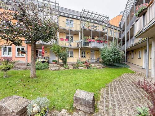 Grünfläche im Hinterhof - 