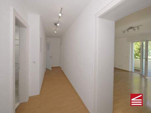 Blick in den Flur, links Wohnen - rechts Bad - 2 Zimmer Etagenwohnung zum Kaufen in Baden-Baden