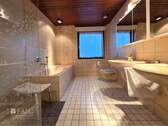 Badezimmer mit Wanne und Dusche - 
