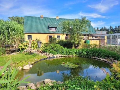 Einfamilienhaus mit Einliegerwohnung und Teich - 7 Zimmer Einfamilienhaus zum Kaufen in Bernau