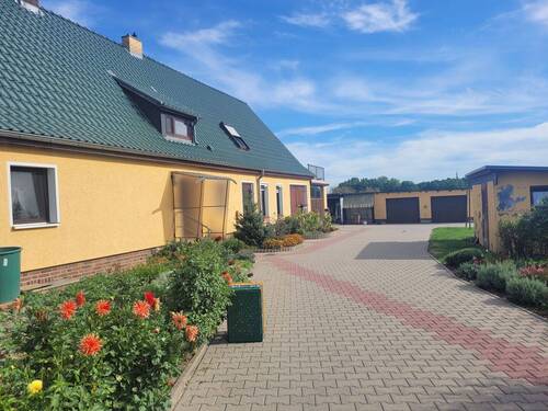 Einfamilienhaus mit Zufahrt - 