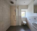 EG links helles, modern gestaltetes Tageslicht-Bad mit luxuriöser Walk-In Dusche - 